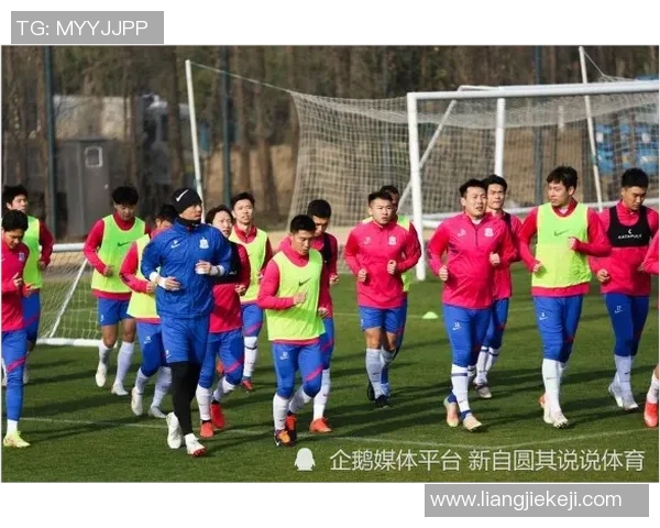 足球明星与幼儿亲密互动拍照瞬间记录快乐童年时光